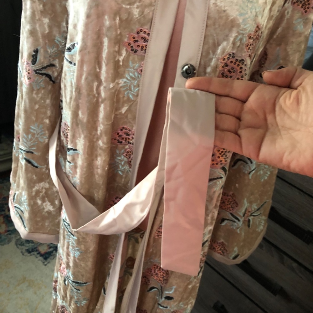 L'ATISTE Champagne Crushed Velvet Floral Embroidered Kimono - Picture 3 of 13